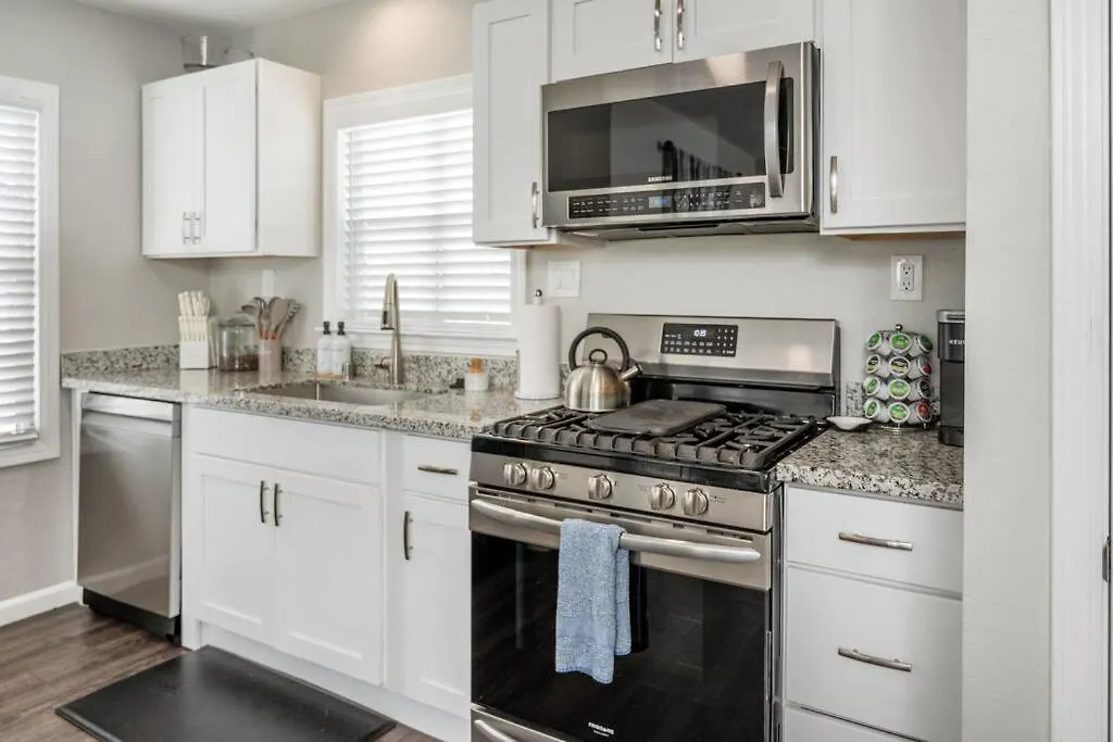 Remodeled Home W/ King Bed, Bunk Bed, & Yard Games Concord Holiday home